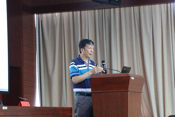 杨书文教授做学术报告